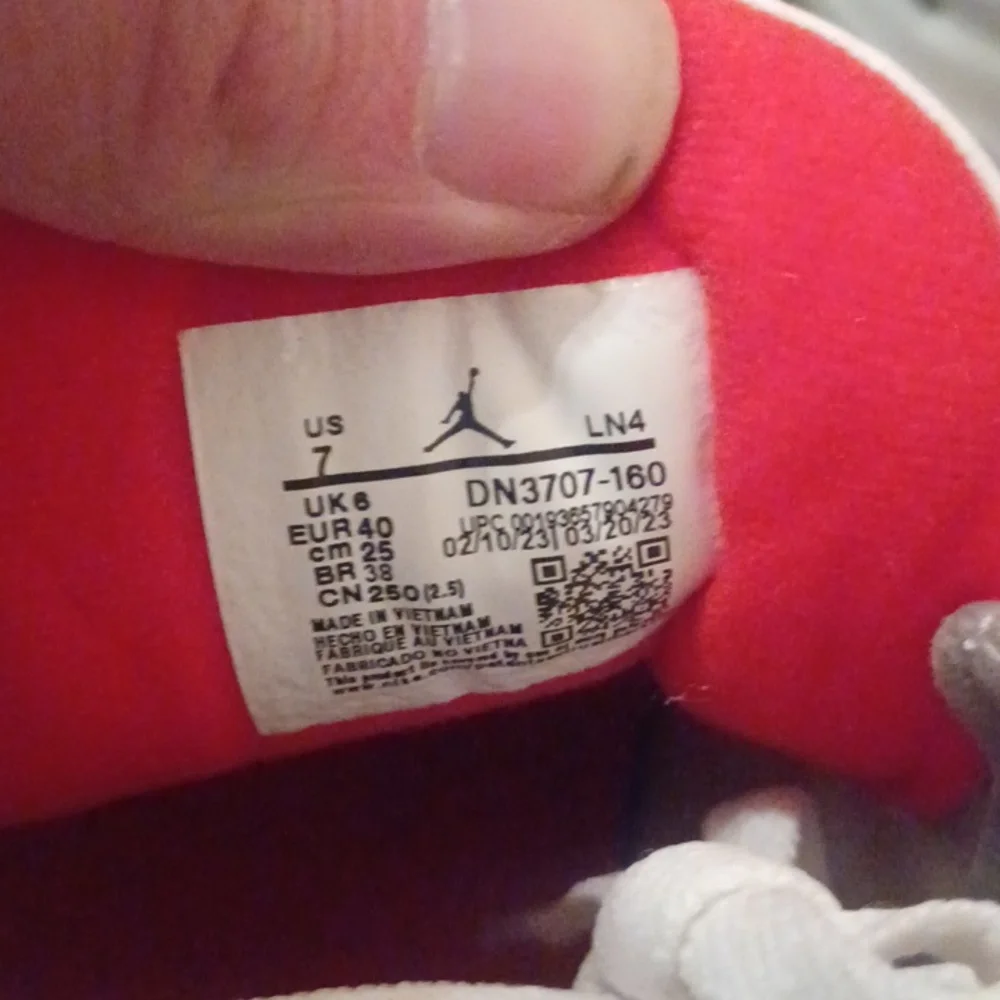 Jordan 3s - Picture 6 of 8